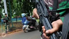 Anggota TNI berjaga di sekitar Gelora Bung Karno yang digunakan untuk KTT OKI, Jakarta, Sabtu (5/3/2016). Penjagaan pusat kota diperketat menjelang pelaksanaan KTT Luar Biasa OKI pada 6-7 Maret di JCC Senayan. (Liputan6.com/Helmi Afandi)