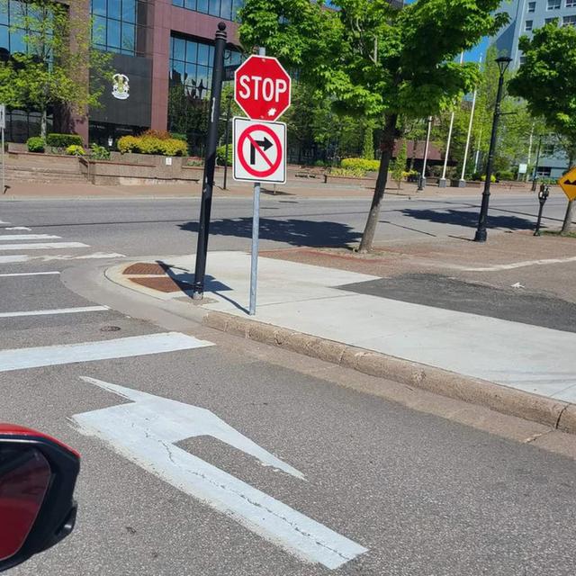 6 Potret Salah Pasang di Tempat Umum Ini Bikin Geleng Kepala