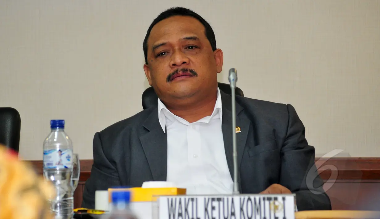 Wakil Ketua Komite I DPD-RI Benny Ramdhani mengikuti rapat dengan Kementerian Agraria dan Tata Ruang di Komplek Parlemen Senayan, Jakarta, Rabu (15/4/2015). Rapat tersebut membahas tentang Undang-undang pertanahan. (Liputan6.com/Yoppy Renato)
