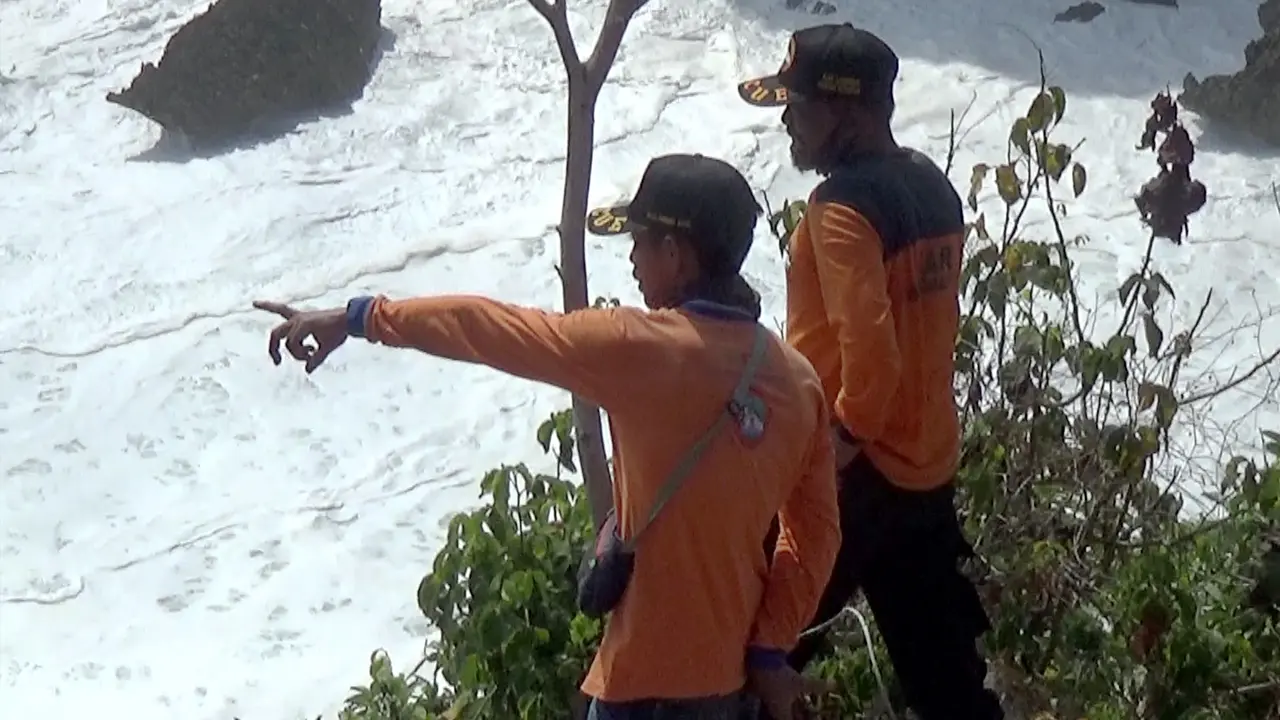 Tim SAR memantu dari atas Tebing.