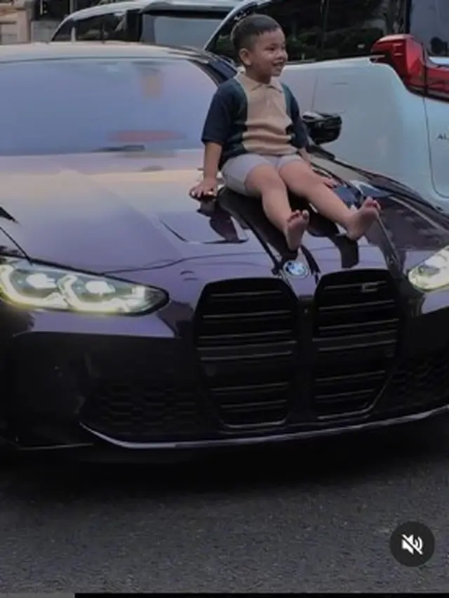 Beli Mobil Sport Baru, Ini 6 Potret Fuji Saat Test Drive di Jalanan