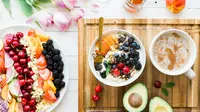 Rajin mencuci tangan, mengonsumsi makanan bergizi, dan berolahraga untuk menjaga daya tahan tubuh (Foto: Brooke Lark/Unsplash)