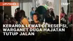 Sebuah hajatan pernikahan dibuat heboh dengan momen tak biasa hingga viral. Sekelompok warga yang mengangkat keranda melintas di tenda yang tengah dipakai hajatan pernikahan. Momen tersebut pun membuat sejumlah tamu hajatan histeris.