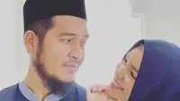 Dewi Sandra berhasil merayu suaminya untuk potret bersama (Dok.Instagram/@dewisandra/https://www.instagram.com/p/B_6GPX5JQts/Komarudin)