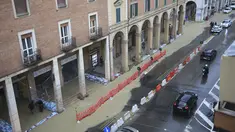 Karung pasir berbaris di sepanjang jalan yang banjir di Bologna, Italia, Selasa, 16 Mei 2023. (Michele Nucci/LaPresse via AP)
