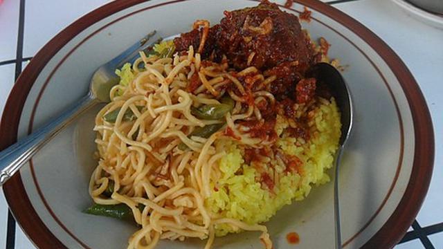 Nasi Kuning Banjar - Arief Rahman Saan (Ezagren), Attribution, via Wikimedia Commons