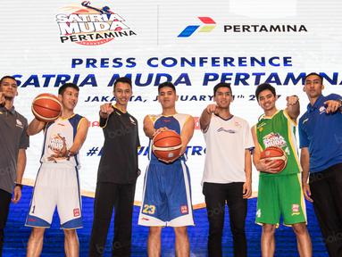 Para pebasket Satria Muda memperkenalkan jersey baru saat jumpa pers di Ballroom Pertamina, Jakarta, Rabu (11/1/2017). Tahun ini SM optimis bisa merebut gelar juara IBL 2017. (Bola.com/Vitalis Yogi Trisna)