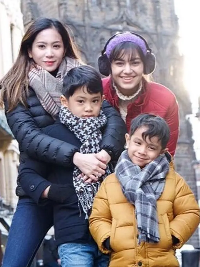 Beda Ibu, Ini 6 Potret Kompak Anak Bunga Zainal dan Kakak Sambungnya