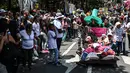 Warga berbaring di ranjang saat berparade merayakan Hari Malas Sedunia di Itagui, dekat Medellin, Kolombia, Minggu (18/8/2019). Acara ini pertama kali digelar oleh Carlos Mario Montoya agar Itagui tidak hanya merayakan hiruk-pikuk bisnis, tetapi juga untuk menikmati hidup. (JOAQUIN SARMIENTO/AFP)