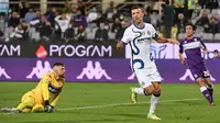 Pada menit ke-87, Ivan Perisic (tengah) sukses memberikan pukulan telak pada tuan rumah Fiorentina. Serangan balik cepat yang diperagakan Nerazzurri sukses dituntaskan perisic untuk menutup pertandingan menjadi 3-1. (AFP/Andreas Solaro)