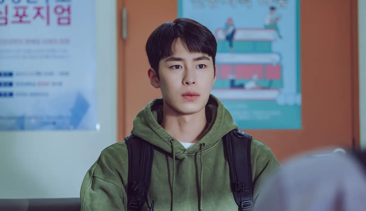 Ini adalah potret Lee Jae Wook saat menjadi mahasiswa. Bersama teman kecilnya, Kang In Ha, Tae O merencakan hal besar untuk mencapai posisi puncak di masyarakat Korea. [Foto: Disney+ Hotstar]