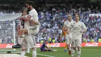 Para pemain Real Madrid merayakan gol yang dicetak oleh Isco ke gawang Celta Vigo pada laga La Liga 2019 di Stadion Santiago Bernabeu, Sabtu (16/3). Real Madrid menang 2-0 atas Celta Vigo. (AP/Paul White)
