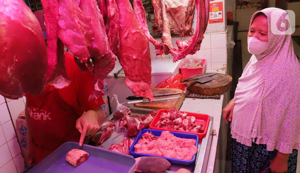 Seorang ibu membeli daging di Pasar Santa, Jakarta, Kamis (8/12/2022). Harga bahan pokok dari sejumlah komoditas seperti cabai, bawang, daging, ayam, beras dan telur, mulai mengalami kenaikan di awal bulan Desember menjelang Natal dan Tahun Baru 2023. (Liputan6.com/Herman Zakharia)