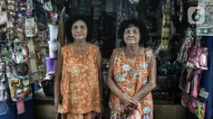 Warga kembar Una dan Uni saat berbelanja di salah satu warung di Kampung Tehyan, Tangerang, Banten, Selasa (9/2/2021). Kampung yang lebih dikenal dengan perkampungan Cina Benteng ini salah satu bukti sejarah lahirnya masyarakat hasil perpaduan Tionghoa dan pribumi. (merdeka.com/Iqbal S. Nugroho)