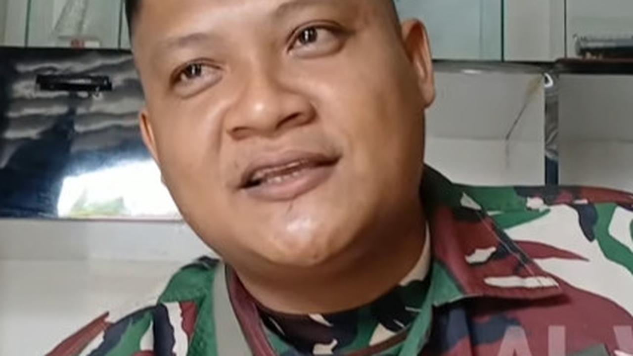Prajurit TNI Berjualan Bakso