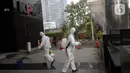 Petugas kesehatan melakukan peyemprotan disinfektan di bagian luar Gedung KPK, Jakarta, Rabu (18/3/2020). Penyemprotan dilakukan untuk mencegah penyebaran virus corona COVID-19. (merdeka.com/Dwi Narwoko)