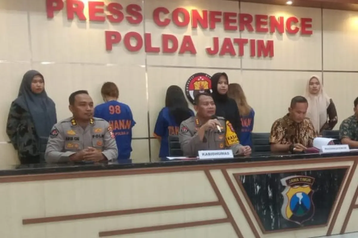 Pelaku investasi bodong diamankan di Polda Jatim. (Dian Kurniawan/Liputan6.com)