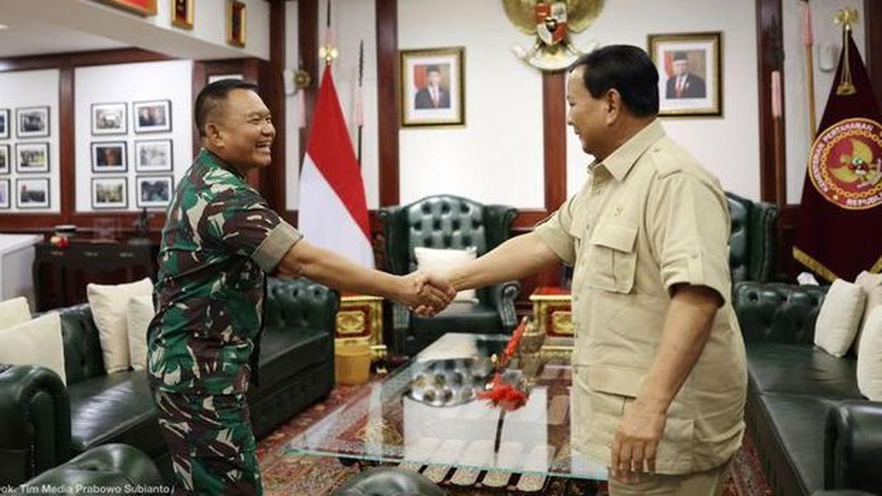 Bahkan, Dudung mengungkap jika Batalyon tempatnya bertugas pernah mendapat peralatan drum band dari Prabowo.
