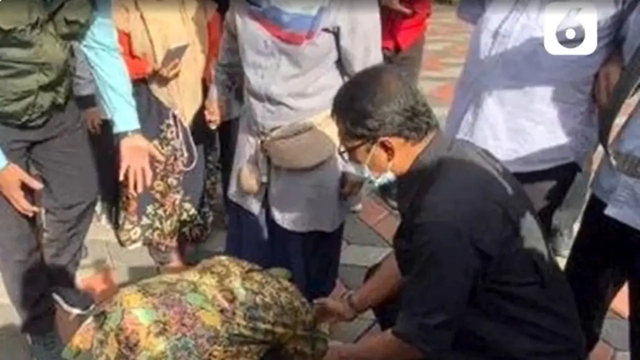 Risma sujud saat kunjungan ke Bandung. (Istimewa)