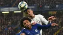 Bek Lille Gabriel dos Santos Magalhaes berebut bola udara dengan gelandang Chelsea Willian pada grup H Liga Champions di Stamford Bridge di London pada 10 Desember 2019. Pemain asal Brasil ini diikat dengan kontrak jangka panjang oleh Arsenal. (AFP/Glyn Kirk)