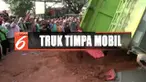 Warga Karawaci, Tangerang, dihebohkan dengan kecelakaan truk tanah yang oleng hingga menimpa sebuah taksi online.