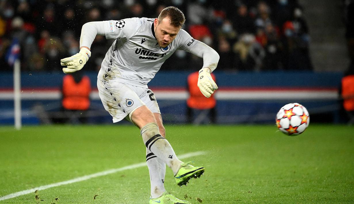 Simon Mignolet. Kiper Belgia berusia 34 tahun yang telah 3 musim memperkuat Club Brugge sejak didatangkan dari Liverpool pada awal musim 2019/2020 dengan nilai transfer 7 juta euro ini menjadi kiper dengan jumlah penyelamatan terbanyak kelima di Liga Champions musim 2021/2022, sama dengan Georgios Athanasiadis. Ia total membuat 28 saves dari total 6 laga di fase grup. Club Brugge sendiri akhirnya hanya menjadi juru kunci di Grup A di bawah Manchester City, PSG dan RB Leipzig. (AFP/Franck Fife)