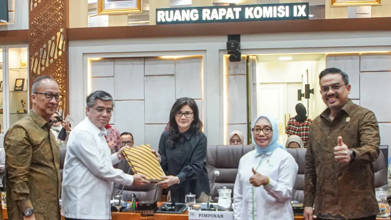 Pemerintah menyerahkan Daftar Inventarisasi Masalah (DIM) Rancangan Undang-Undang (RUU) tentang Pelindungan Ketenagakerjaan kepada Komisi IX DPR RI. (Dok Kemnaker)