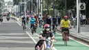 Sejumlah warga bersepeda di Bundaran HI, Jakarta, Minggu (2/1/2022). Meski hari bebas kendaraan bermotor atau car free day (CFD) ditiadakan, warga masih banyak yang beraktivitas di kawasan Sudirman-Thamrin. (Liputan6.com/Faizal Fanani)