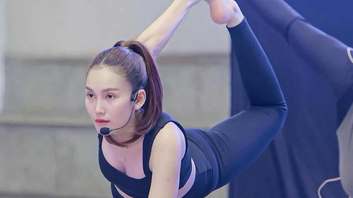 Gaya Ayu Ting Ting saat Jadi Instruktur Yoga, Pancarkan Aura Kecantikan Alami