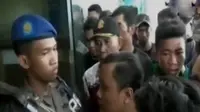 Unjuk rasa buruh korban PHK di kantor DPRD Kabupaten Deli Serdang berlangsung ricuh