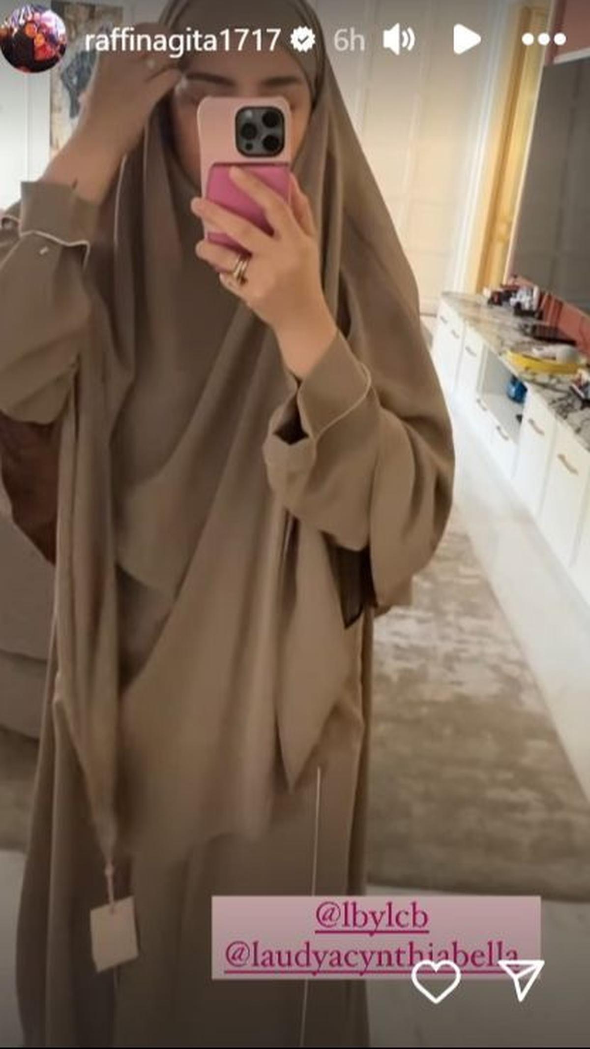 Nagita menyebut gamis yang dikenakannya memiliki bahan yang lembut dan adem, sehingga nyaman dikenakan.