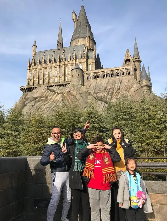 Dengan adanya pre School, ibu dari Davina Syafa Felisa, Syanala Kania Salsabila dan Barata Rahadian Nezar dianggap sebagai persiapan seorang anak sebelum akhirnya masuk ke sekolah formal. (Instagram/indrabrasco)