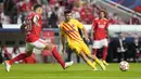 Gelandang Barcelona, Pedri mengumpan bola dari kawalan pemain Benfica, Nicolas Otamendi pada pertandingan grup E Liga Champions di stadion Luz di Lisbon, Portugal, Kamis (30/9/2021). Kemenanga atas Barcelona membuat Benfica berada di posisi kedua klasemen. (AP Photo/Armando Franca )