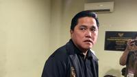 Ketua Umum PSSI sekaligus Ketua LOC Piala Dunia U-20 2023, Erick Thohir saat memberikan keterangan di sela-sela pertandingan Timnas Indonesia vs Burundi di Stadion Patriot, Bekasi, Selasa (28/3/2023). (Melinda/Liputan6.com)