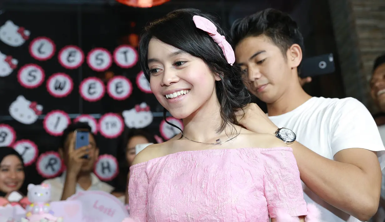 "Aku kasih sesuatu yang bisa dipakai buat Lesti. Enggak banyak, tapi supaya bisa dipakai saja. Aku kasih kalung buat dede," aku Rizki, di Cafe Blue Fox, kawasan Senopati, Jakarta Selatan, Jumat (5/8/2016) malam. (Galih W. Satria/Bintang.com)