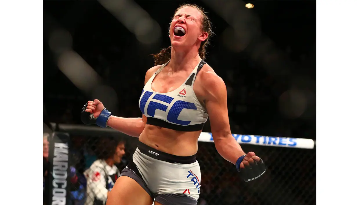 Miesha Tate berlari kegirangan usai menang atas Holly Holm pada ajang UFC 196 di MGM Grand Garden Arena, Las Vegas, Amerika Serikat, Minggu (6/3/2016)  (Reuters/Mark J. Rebilas-USA TODAY Sports)