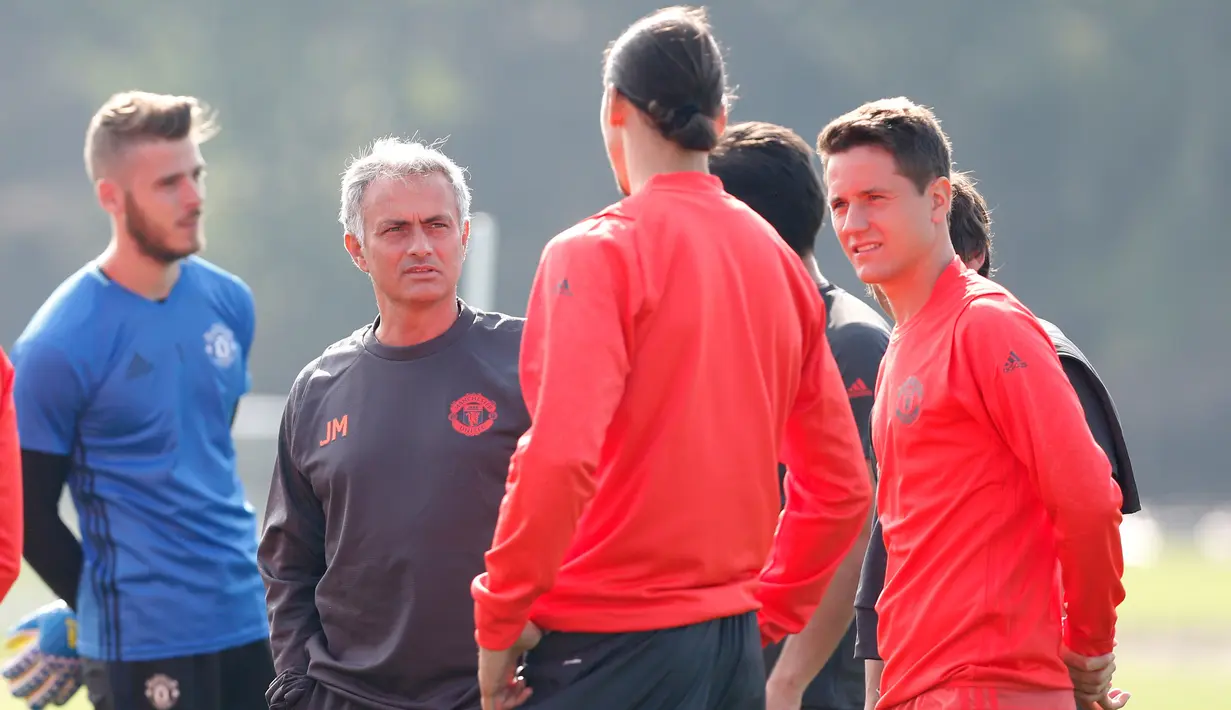 Pelatih MU, Jose Mourinho berbincang dengan penyerang Zlatan Ibrahimovic saat sesi latihan di Manchester United Training Ground, Inggris, (14/9).  Wayne Rooney dkk. akan melawat ke kandang Feyenoord, Jumat (16/9/2016) dinihari WIB. (Reuters/Ed Sykes)