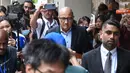 Mantan Menteri Transportasi dan Menteri yang bertanggung jawab atas Hubungan Perdagangan Singapura, Subramaniam Iswaran (tengah) meninggalkan gedung Mahkamah Agung di Singapura pada tanggal 3 Oktober 2024. (ROSLAN RAHMAN/AFP)