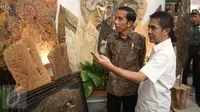 Presiden Jokowi melihat salah satu produk yang dipamerkan dalam Inacraft 2017 di JCC, Senayan, Jakarta, Rabu (26/4). Jokowi yakin kerajinan Indonesia mampu bersaing dengan negara lain dan suatu saat akan menjadi yang terbaik. (Liputan6.com/Angga Yuniar)