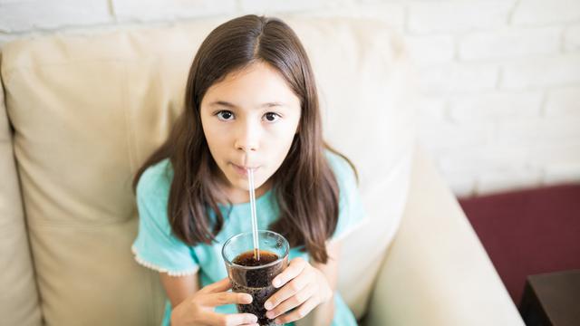 Bahaya Minum Soda Terlalu Sering.