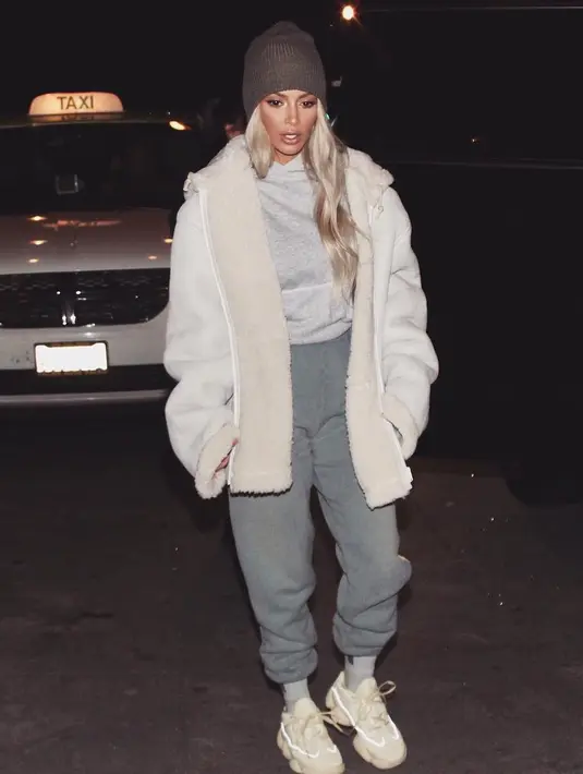 Saat cheating day, Kim Kardasian pun menghindari alkohol karena minuman itu tak miliki kalori namun banyak sekali gula. (instagram/kimkardashian)