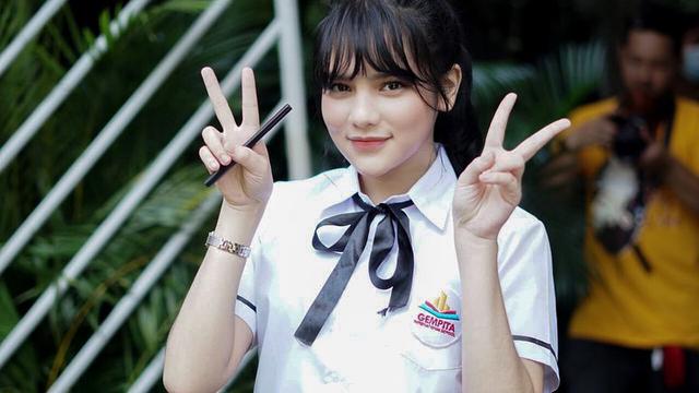 Kian memukau dengan poni, begini 6 potret model rambut panjang sebahu ala Davina Karamoy