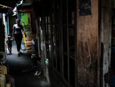 Warga beristirahat dalam rumah di permukiman padat penduduk yang sempit di kawasan Tambora, Jakarta, Jumat (23/8/2019). Gubernur DKI Anies Baswedan akan menandai kampung-kampung atau lokasi rawan kebakaran karena penggunaan listrik ilegal. (Liputan6.com/Faizal Fanani)