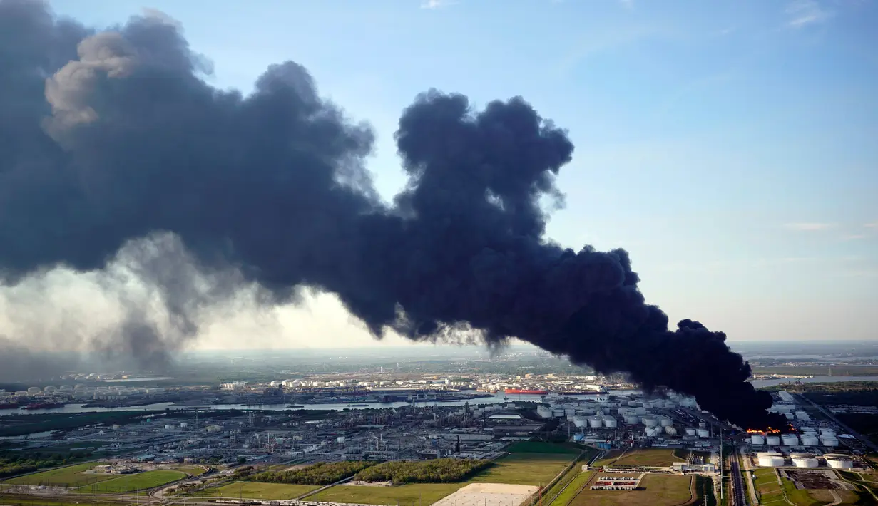Gumpalan asap membubung dari kebakaran tempat penyimpanan bahan petrokimia di Intercontinental Terminals Co (ITC) di Deer Park, Texas, Senin (18/3). Kebakaran mengirimkan asap hitam tebal ke udara hingga sejauh bermil-mil. (AP/David J. Phillip)