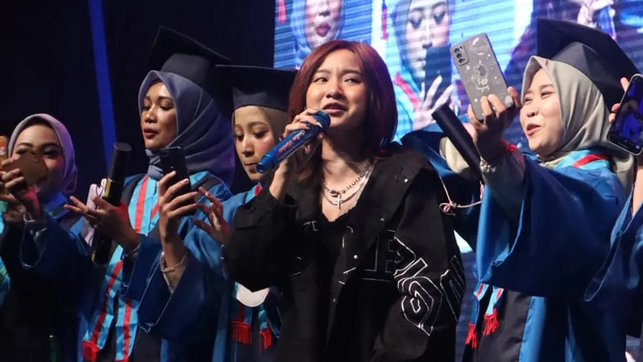 Sallsa Bintan Bersama 3 Pemuda Berbahaya tampil di acara Wisuda ke-57 Universitas BSI.