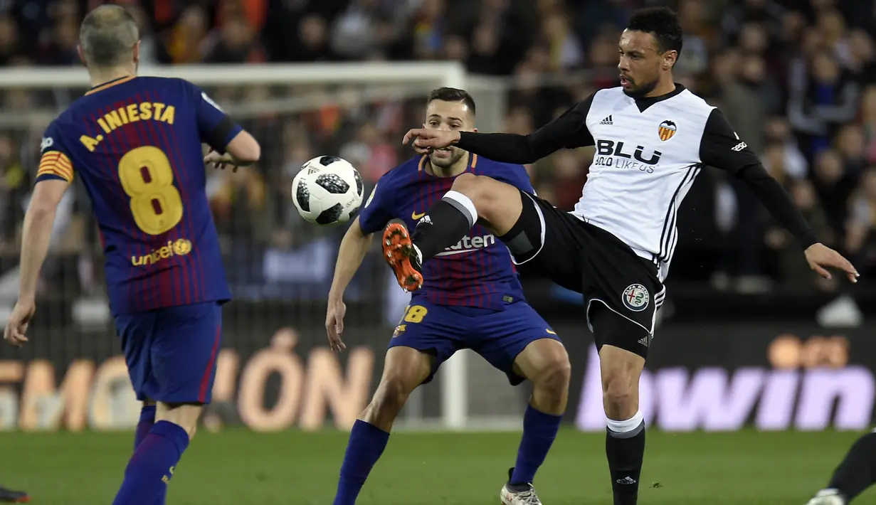 Bek Barcelona, Jordi Alba, berebut bola dengan gelandang Valencia, Francis Coquelin, pada laga leg kedua semifinal Copa del Rey di Stadion Mestalla, Kamis (8/2/2018). Barcelona menang 2-0 atas Valencia. (AFP/Jose Jordan)