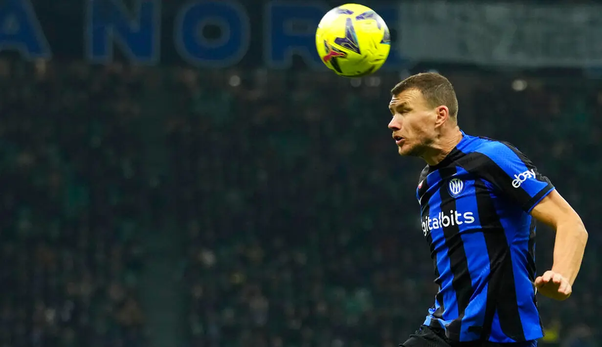 Pemain Inter Milan Edin Dzeko menyundul bola saat melawan Verona pada pertandingan sepak bola Liga Italia di Stadion San Siro, Milan, Italia, 14 Januari 2023. Inter Milan mengalahkan Verona dengan skor 1-0. (AP Photo/Luca Bruno)