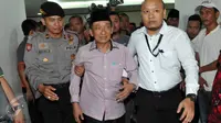 Mantan Bupati Bangkalan Fuad Amin dikawal petugas usai sidang pembacaan vonis di Pengadilan Tipikor, Jakarta, Senin (19/10). Terdakwa penerima suap kasus jual beli gas alam Bangkalan itu divonis delapan tahun penjara. (Liputan6.com/Helmi Afandi)