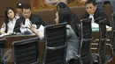 Resepsionis Kafe Olivier, Resmiyati memberikan keterangan kepada hakim saat menjalani sidang lanjutan kasus kopi beracun dengan terdakwa Jessica Kumala Wongso di PN Jakarta Pusat, (28/7). (Liputan6.com/Immanuel Antonius)