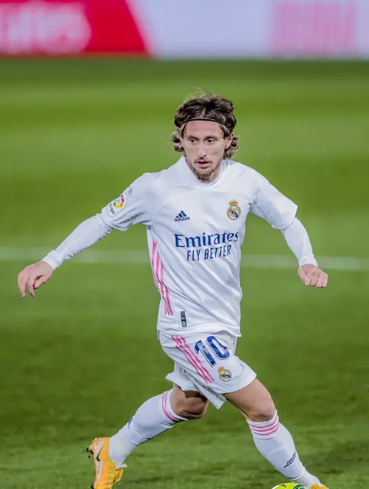 Gelandang Real Madrid, Luka Modric menggiring bola saat bertanding melawan Athletic Bilbao pada pertandingan La Liga Spanyol di di stadion Alfredo Di Stefano di Madrid, Spanyol, Rabu (16/12/2020). Dengan kemenangan ini Madrid berada di posisi tiga klasemen. (AP Photo/Bernat Armangue)
